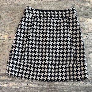 Like New 🖤 Club Monaco Oversized Black and White Houndstooth Mini Skirt Sz 2